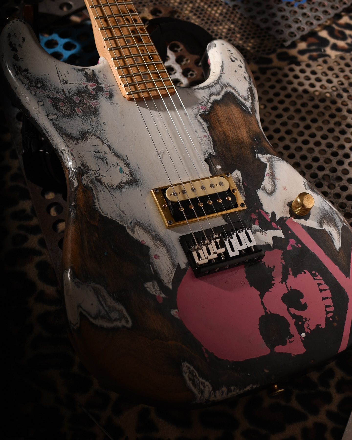 Bare Knuckle Aftermath pickups, an Ash body, 5-piece Nitro Wizard