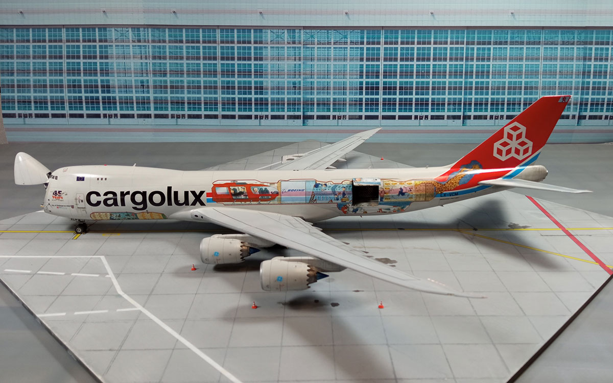 Boeing 747-8 in 1/144 scale made by Ian Steloz. Great work.