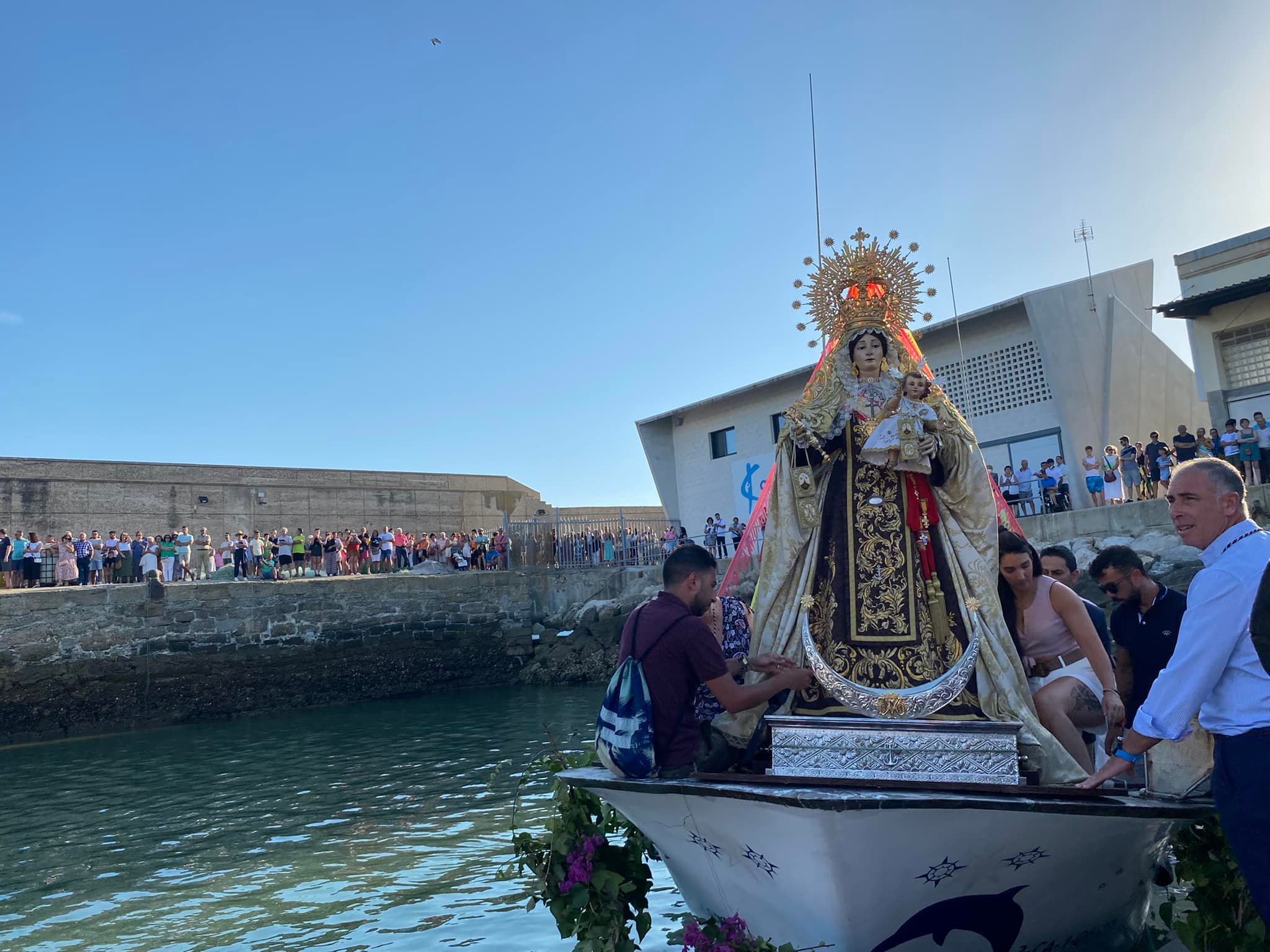 Viva Rota - 🔴 #VIRGENDELCARMEN La Virgen del Carmen surca...