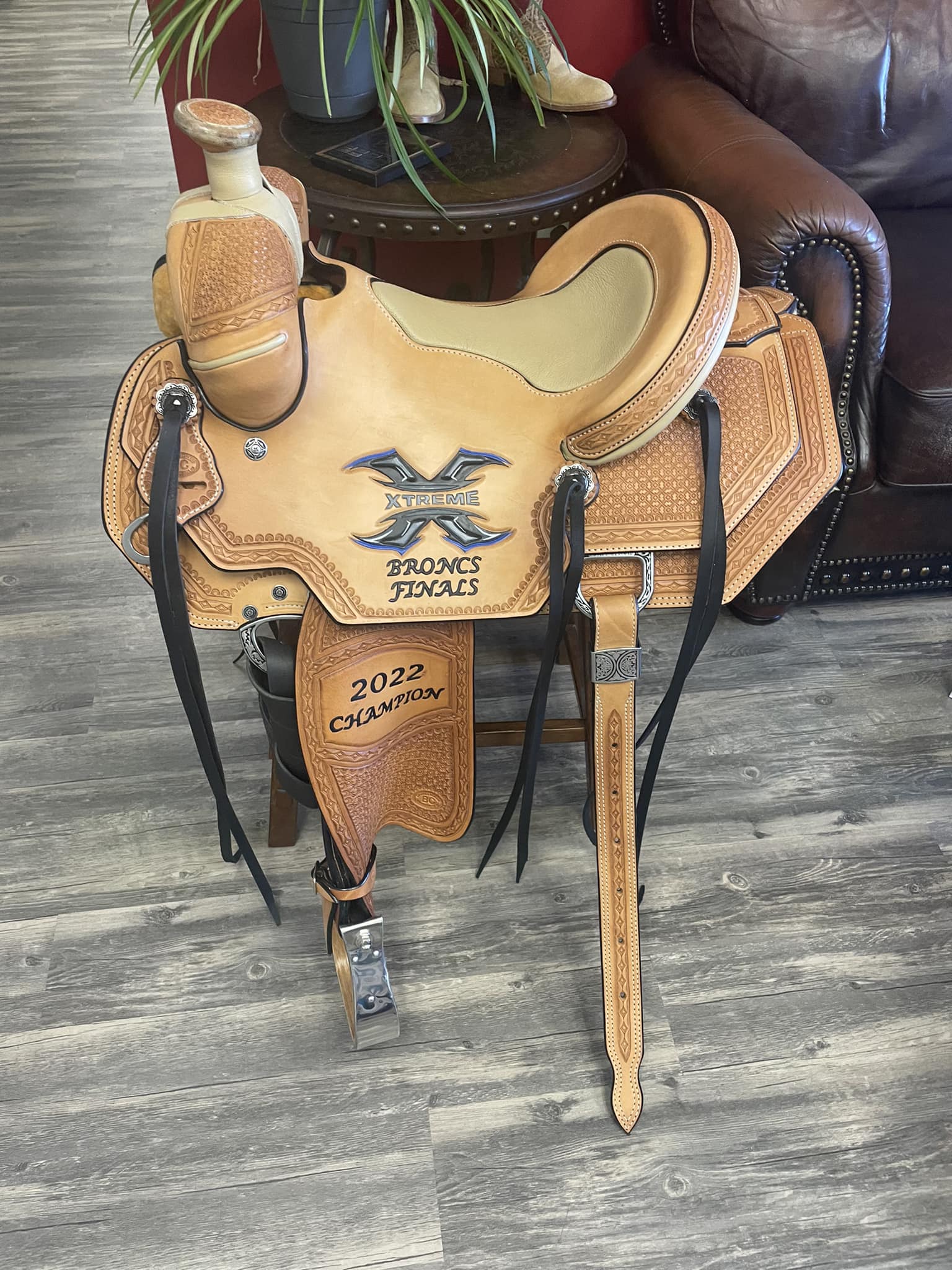 Brady's Western Bows offers custom cowhide name bows