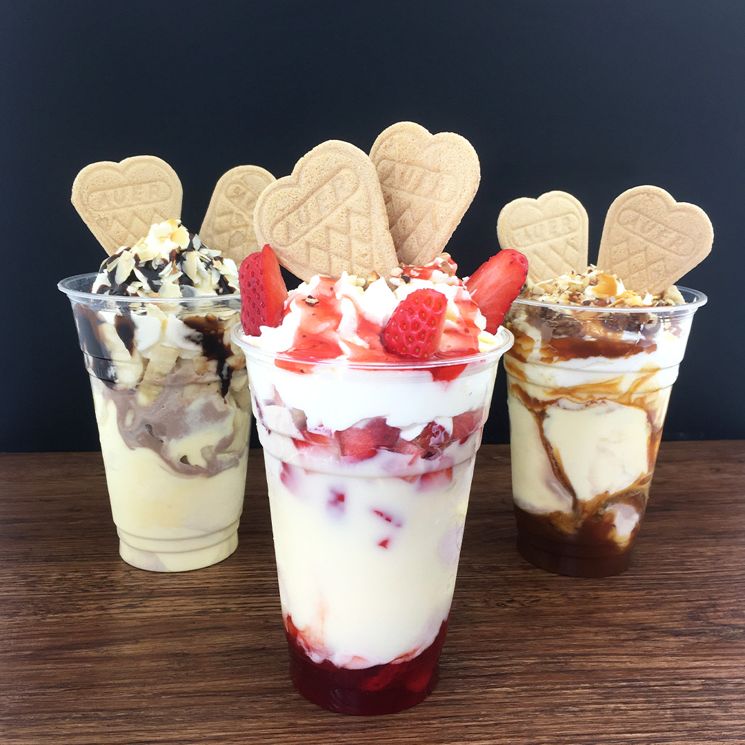 EISBECHER TO GO Unsere leckeren Eisbecher gibt es zum Mitnehmen 🤩 Neben dem fruchtigen Erdbeer-Becher, dem himmlischen Bananensplit und dem unwiderstehlichen Nussknacker, hast du die Wahl zwischen dem aromatischen Eiskaffee und der