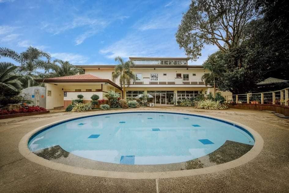 PRIVATE POOLS ... - Villa Leonora Resort & Event Venue