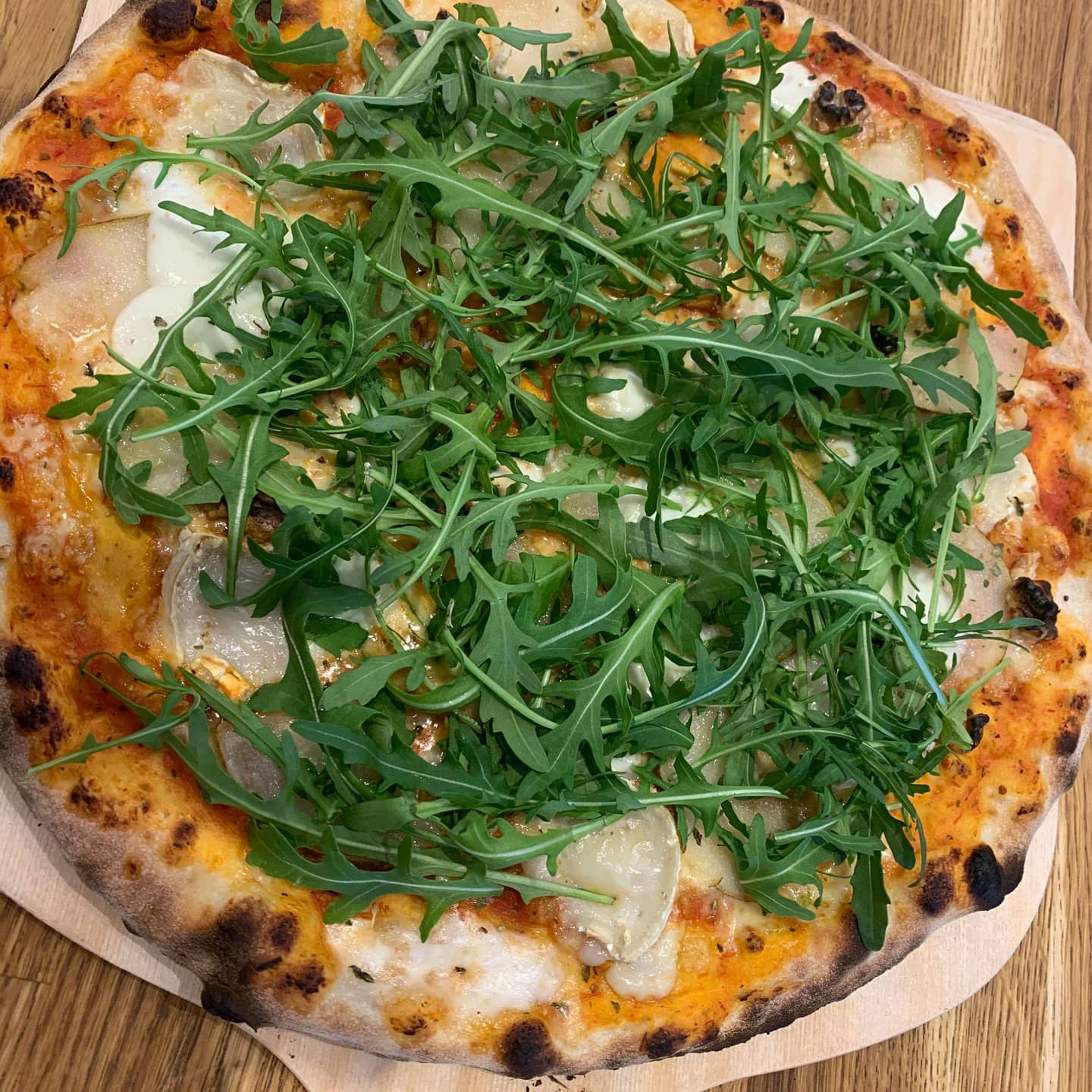 stergatan-chevre-p-ron-valn-tter-som-sedan-toppas-med-ruccola-och