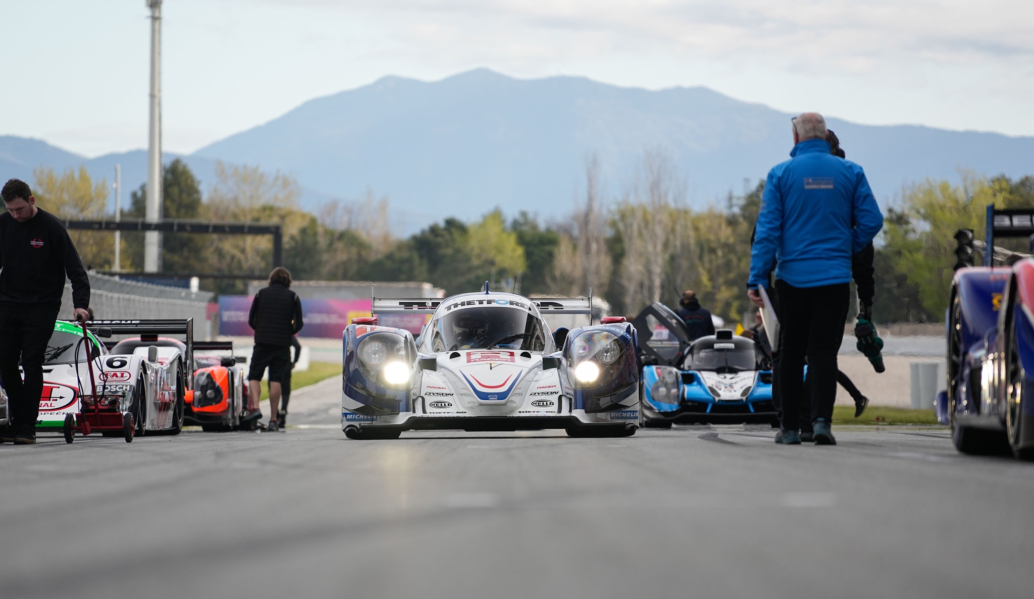 Espíritu - ¡Dejad paso, que llega el Lola B12/60! . . . . #race #tbt # ...