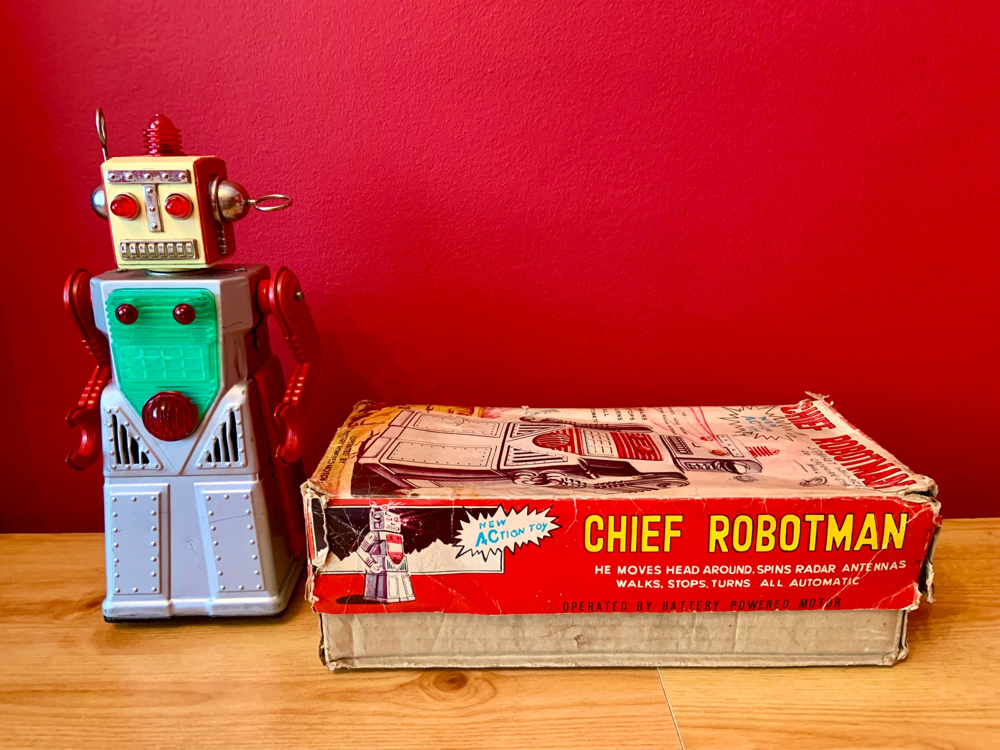 Fighting Space Man Battery Operated Robot N Mint Boxed Works. Here