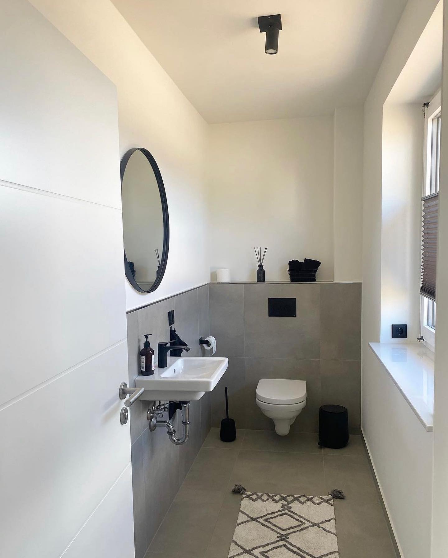 Gäste-WC-Inspiration von @julieku_ 🖤🤍 mit unserer Bodenfliese Urban Grau -Beige