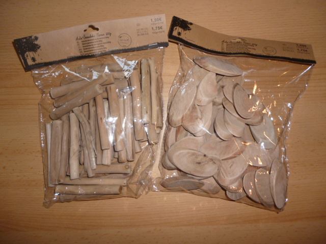 Im Tedi gibt es total schöne Holzteile, ich ich unbedingt zum basten mit Fimo benutzen möchte. Hatte zunächst eine Tüte mit diesen Baumscheiben gekauft, aber musste heute unbedingt noch zwei weitere k