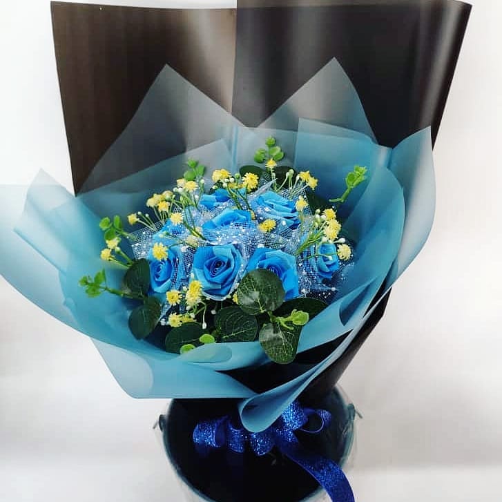 Calla Lily Florist Art Centre 海芋艺术花坊 蓝玫瑰与浅黄满天星 情人节快到了 你准备好礼物 了吗 除了鲜花我们还有手作玫瑰噢 各种颜色任君挑选 这些都是玫瑰花束噢 只是放在盆里好拍照 玫瑰花束