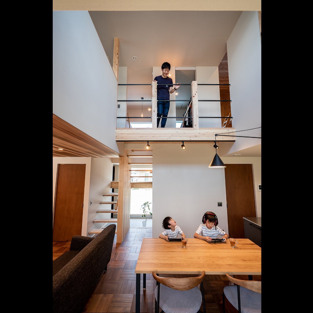 archi_airs - Archi Airs 「吹き抜けにかかる廊下」 1階と2階の空間をつなぎ、一体感を生む、...