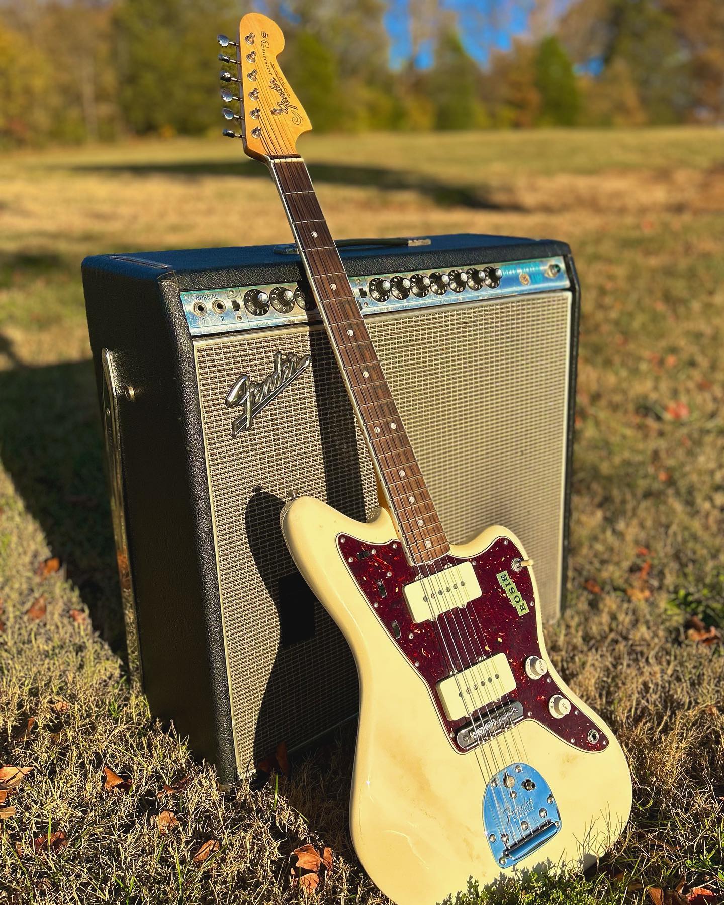 It's interesting how the Jazzmaster adds fuzz to distortion and