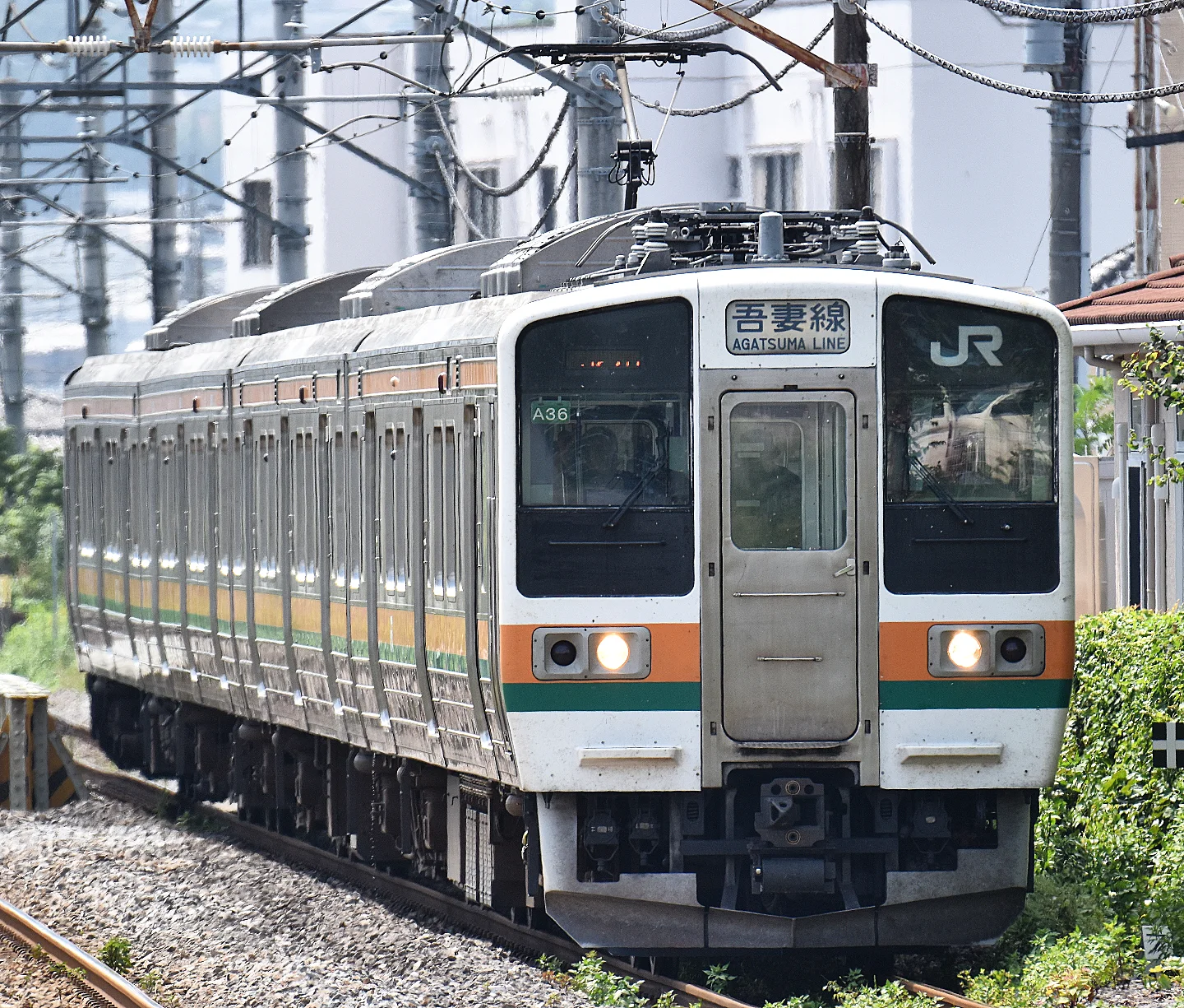 高崎車両センター所属の211系で、前面の行先方向表示が唯一の幕車で