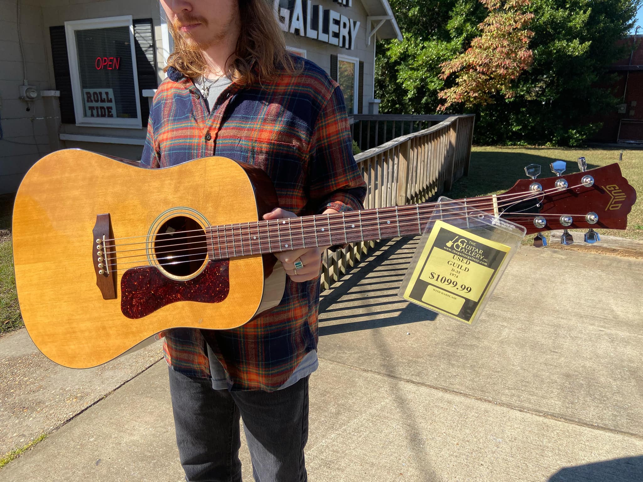 Playing my 1971 Guild D-25M guitar