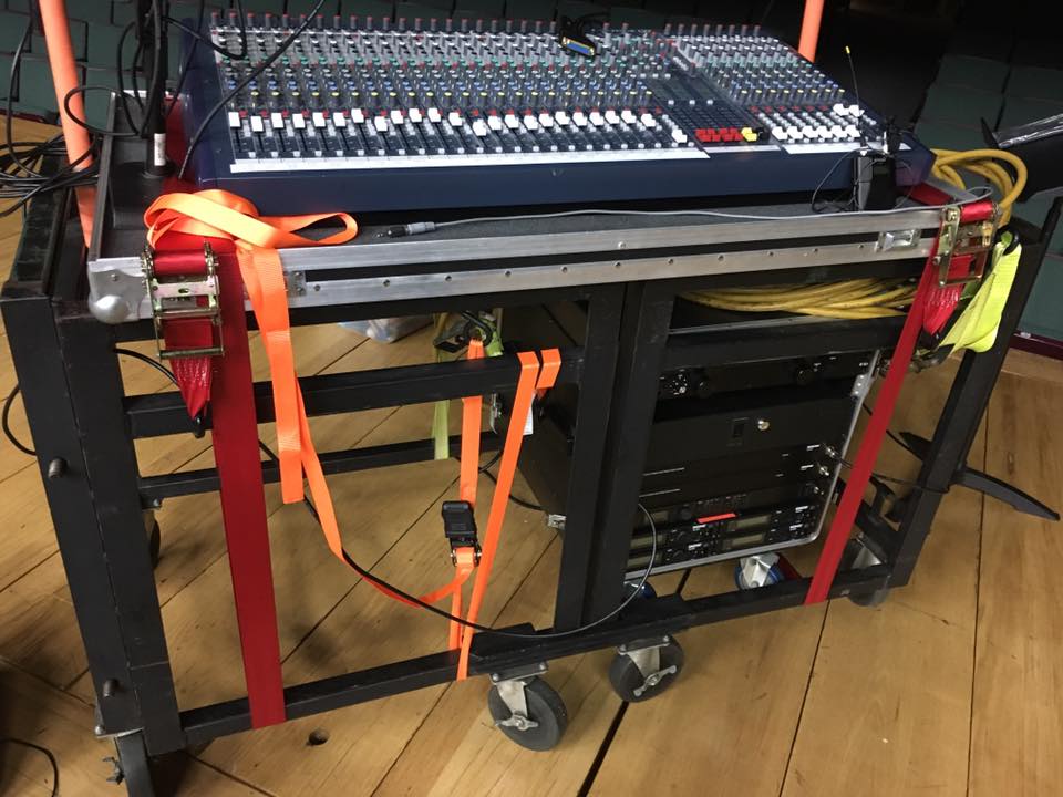 D.L / (IT'S THE) MUSIC 12インチアナログ 未開封 32 channel Soundcraft LX7II mixer on a makeshift cart