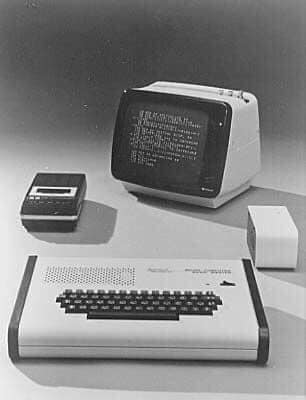 Who knows this home computer from the 80s ? I never saw such a