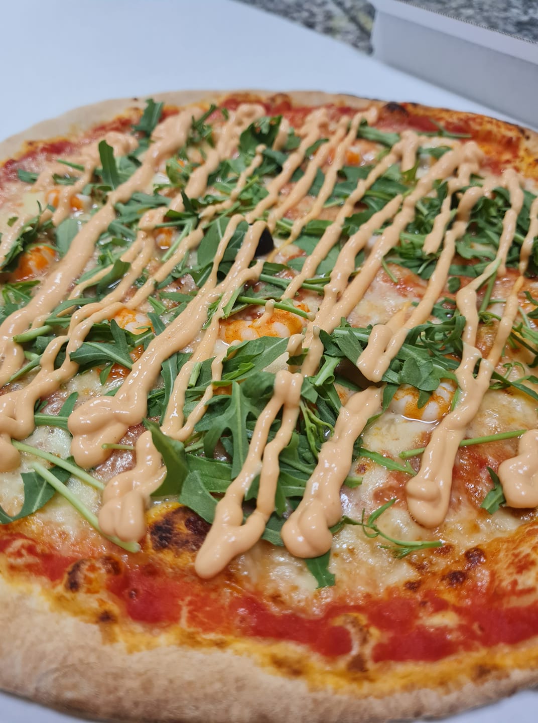 Pizzeria XL - La Rose' con code di gambero, rucola e salsa...