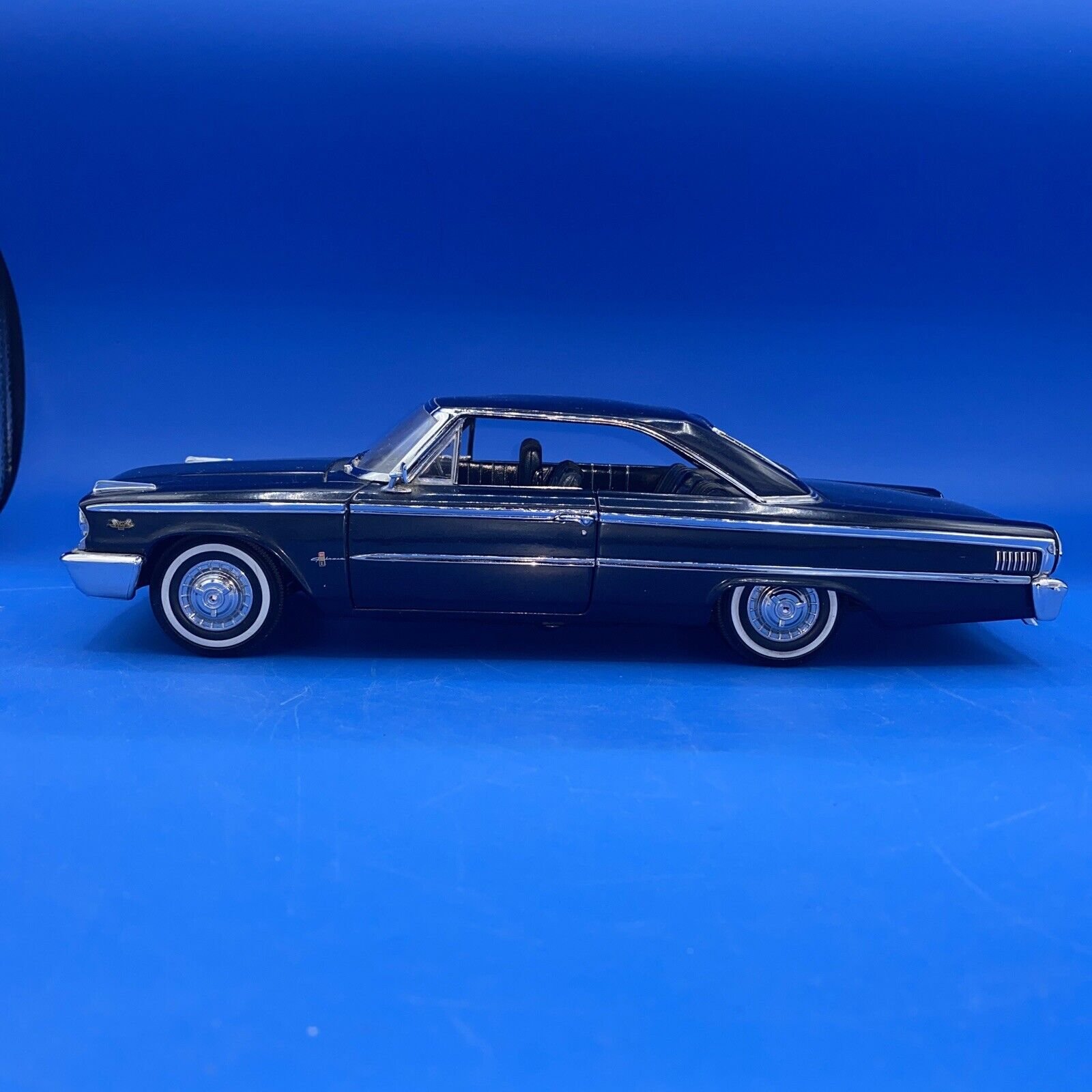 1963 Ford Galaxie 500 / XL Hardtop in 1:18 Scale by SunStar BLUE 