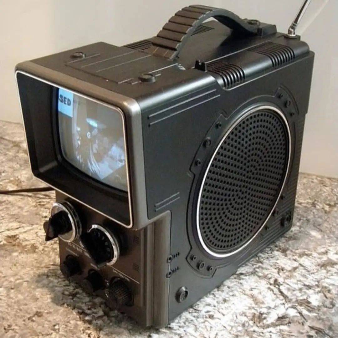 Hitachi K-1100 Portable TV (1980)