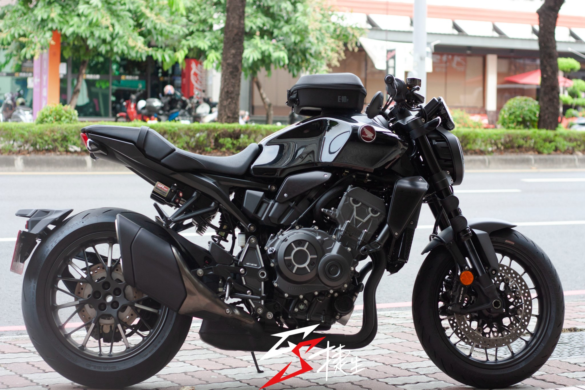 捷生車業 - 車友第一台新車 就獻給 #HONDA #CB1000R #全馬力 值得慶祝 就落地改 準備後天第一次... | Facebook