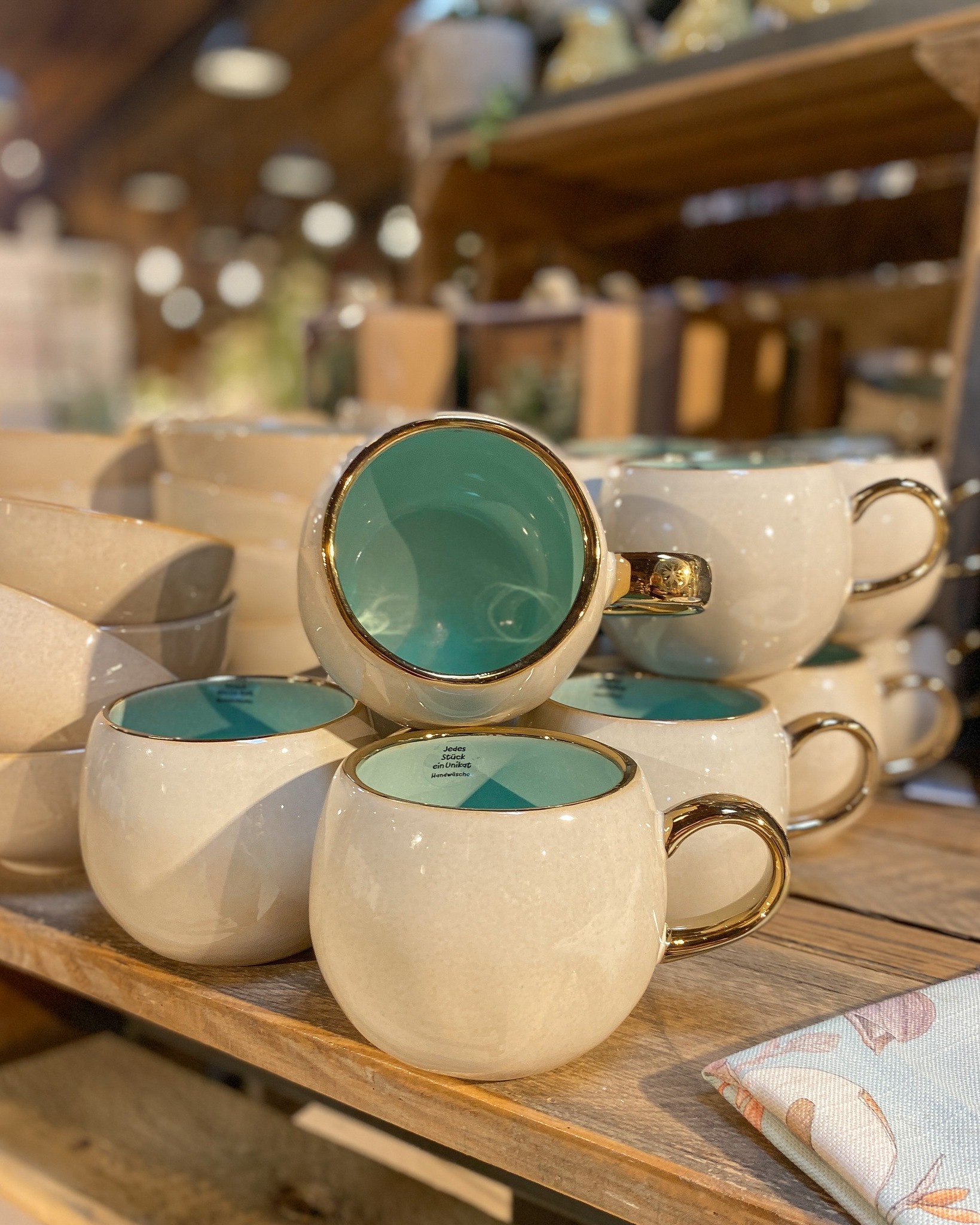 Sie sind wieder da! Unsere traumhaft schönen Kaffeebecher mit Goldrand.😍 Außen sind sie in einem dezenten Beige gehalten, innen dann in türkis, pink oder grau. Dank ihrer goldenen Highlights werden di