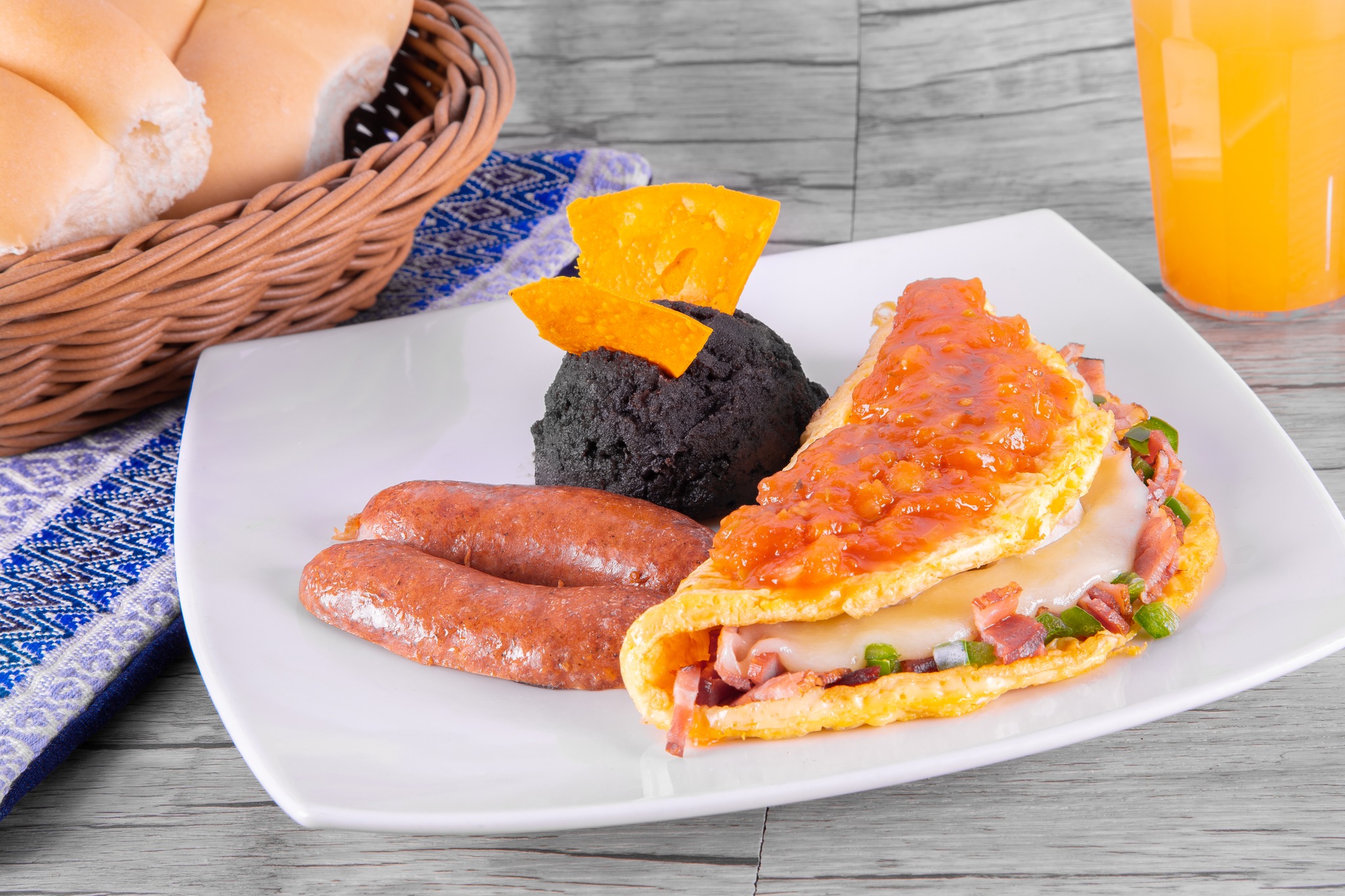Patsy - ☀️ Desayuno típico con longaniza en omelet: longaniza, frijoles ...