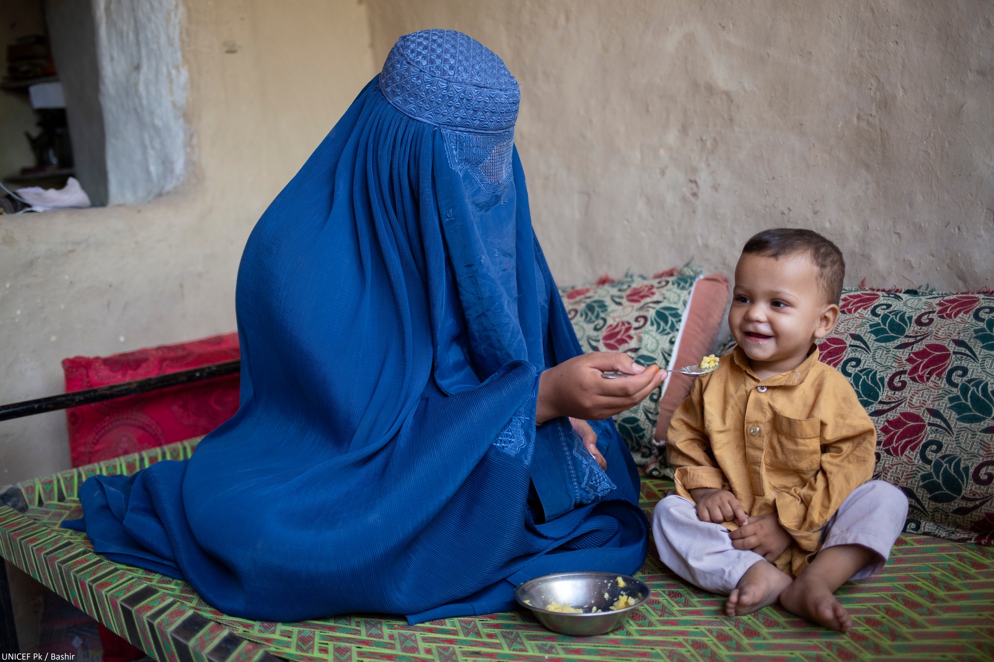 UNICEF Pakistan - گلالئی اپنے سال بھر کے بیٹے اویس کو ابلے ہوئے آلو کا ...