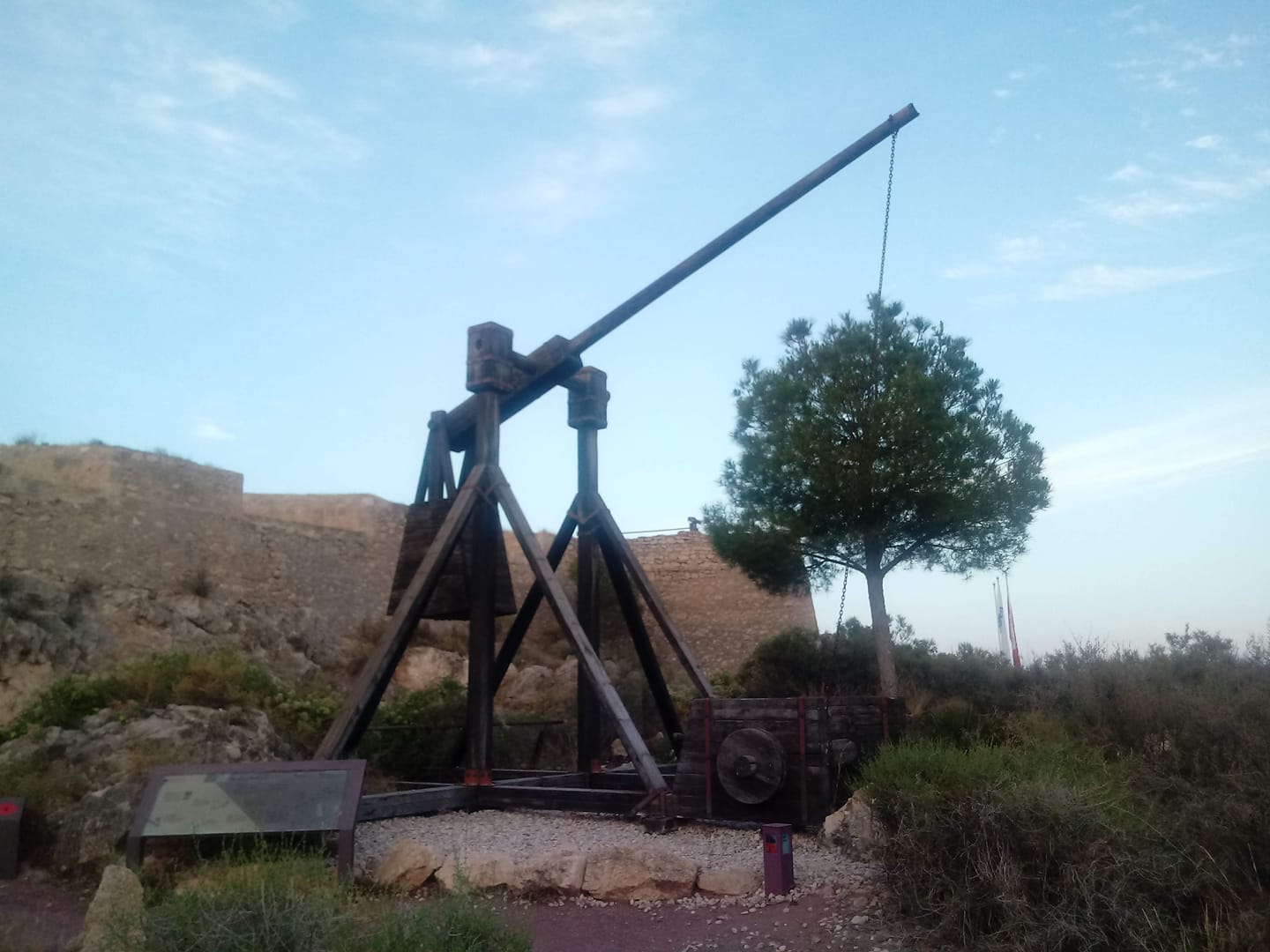 FUNDÍBULO... Un fundíbulo, también conocido como lanzapiedras o ...