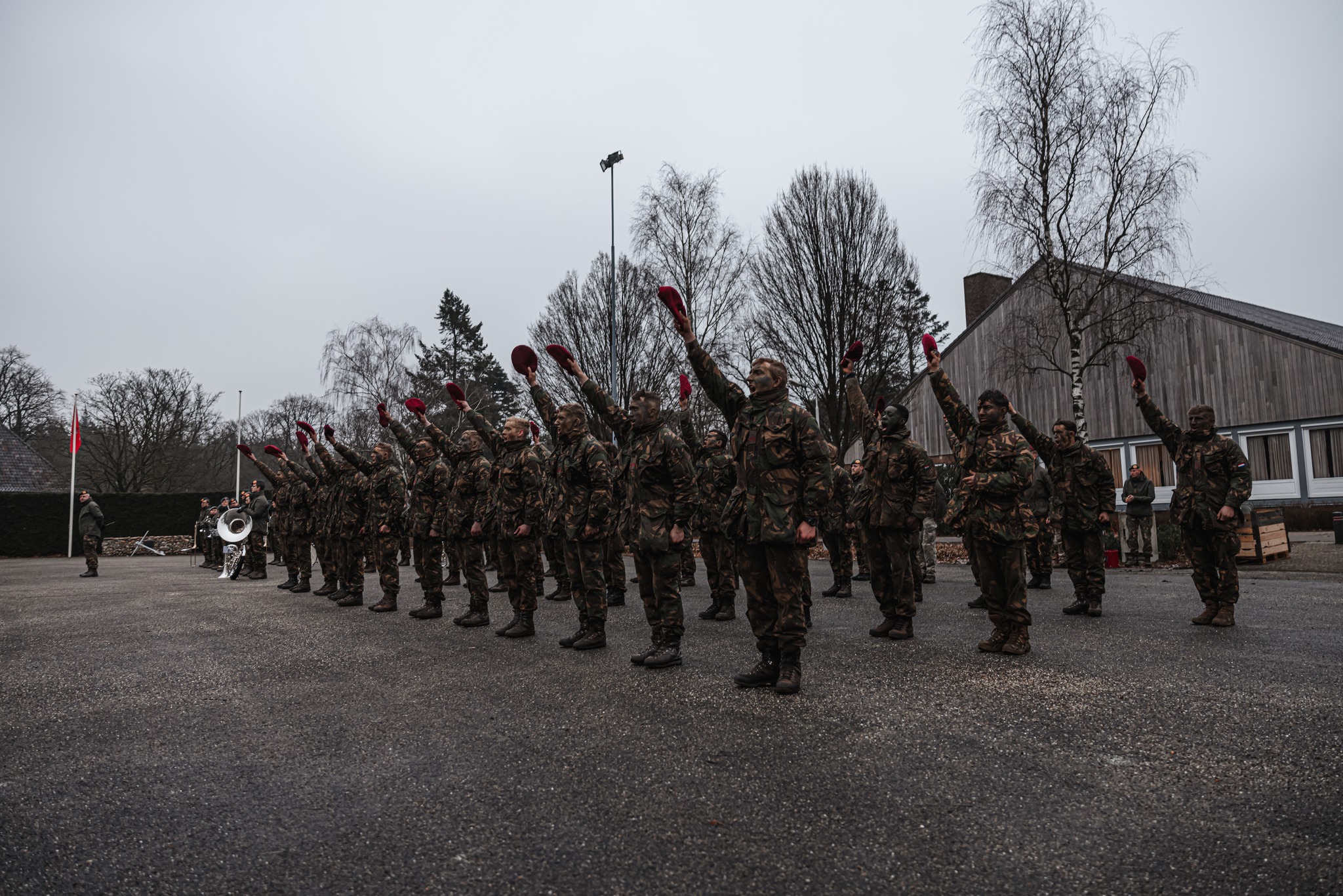 NIEUWE RODE BARETTEN AIR... - 11 Luchtmobiele Brigade