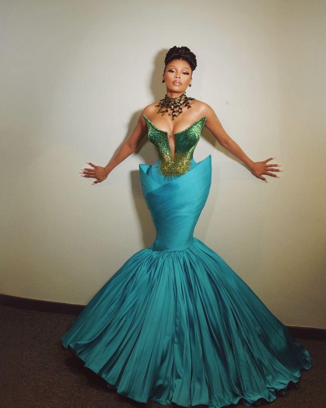 naira dress design Fashion designer uses 100k to recreate the multi million Veekee James for Bonany Matheba of South Africa. She try or she no try? intricate pattern formal beaded dress US Size:US36 - EU46 Abercrombie & Fitch Corset Simple
