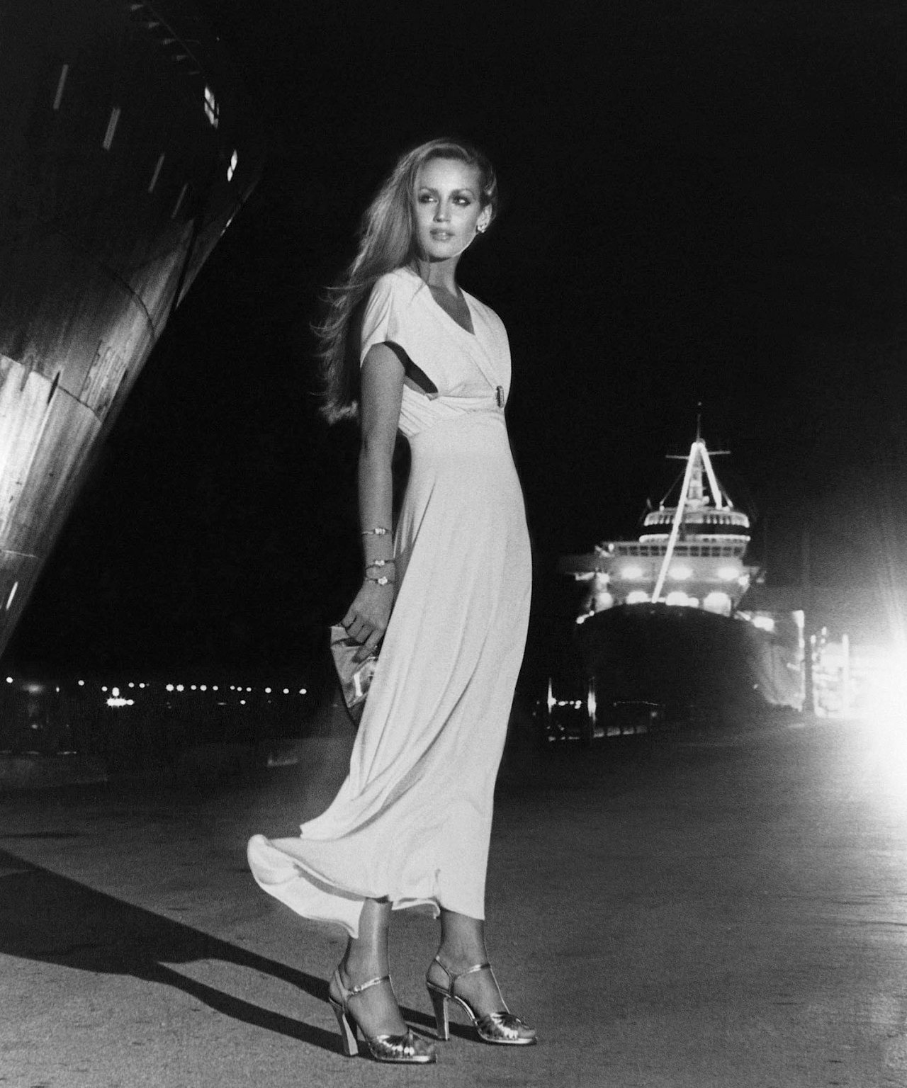 Jerry Hall - PhotoHelmut Newton, Vogue, January 1975 #HelmutNewton 