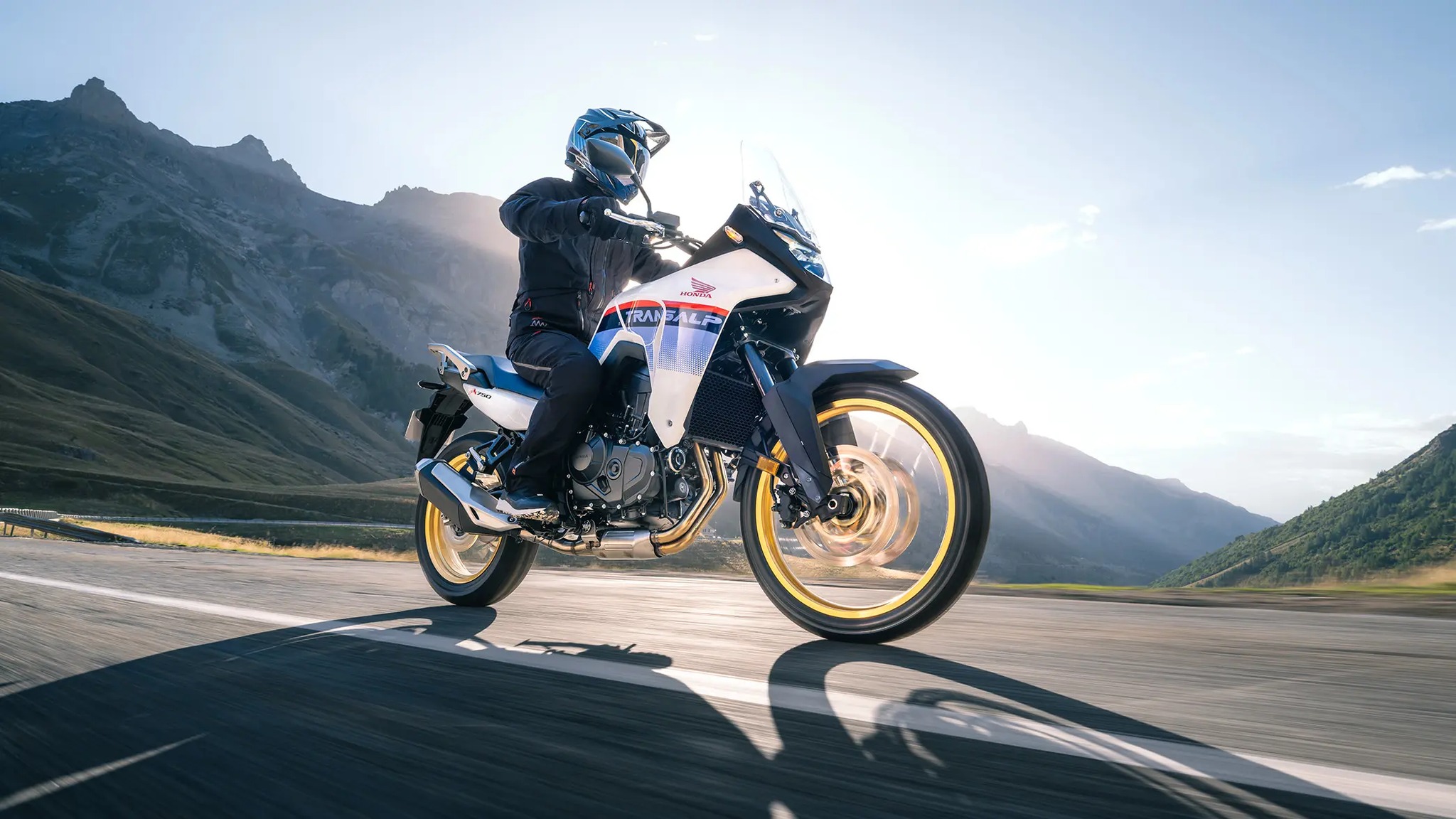 Bruno Moto - ARAI QV-PRO con sistema di visiera PRO SHAPE con parasole ...