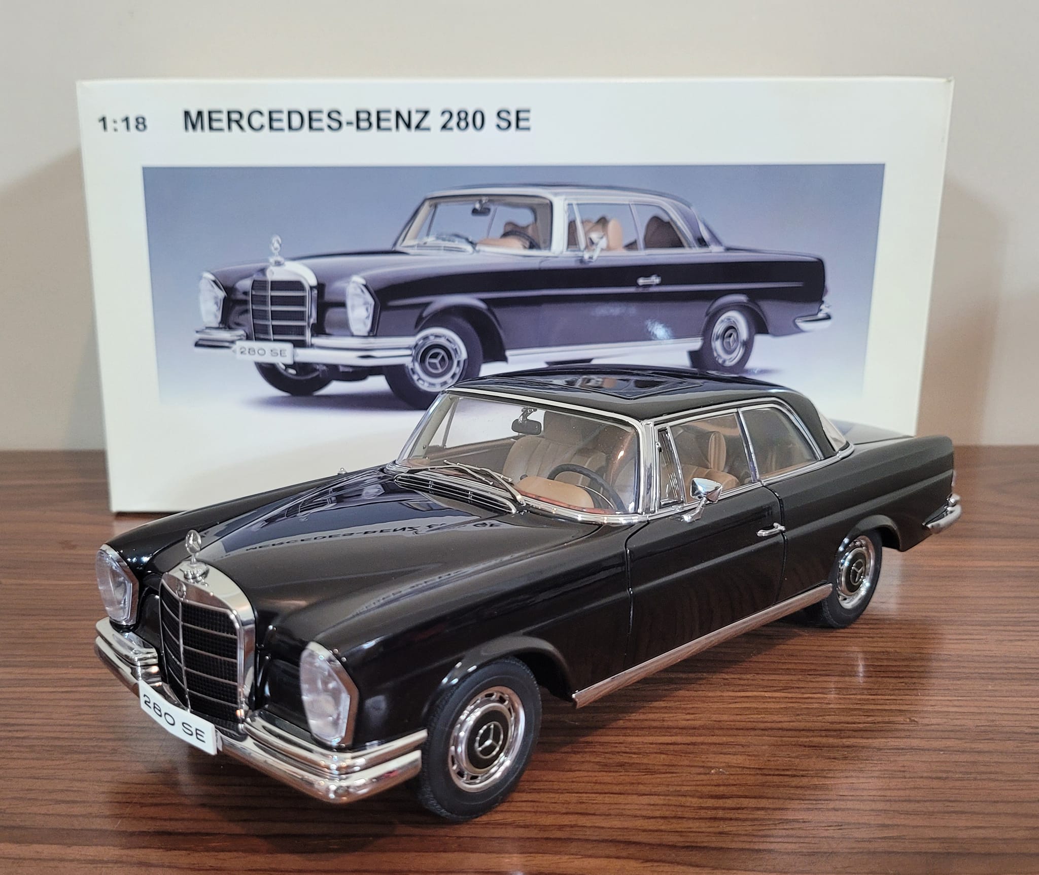Mercedes Benz 280 SE Coupe 1968 1/18 Autoart.