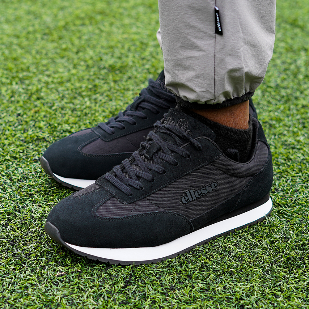 The brand ellesse has been providing fashionable men with high-quality, comfortable shoes for decades. This men's runner from Ellesse is no exception. The black shoe features a padded footbed for ext
