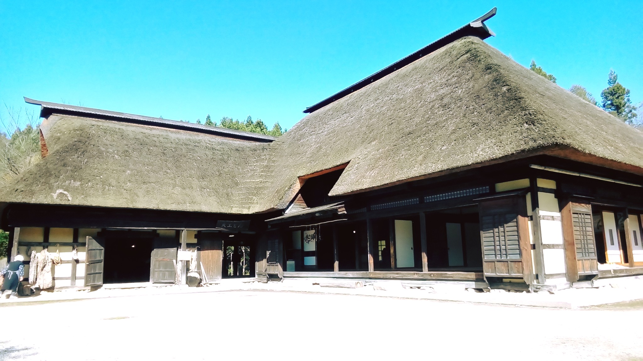 遠野ふるさと村 - 遠野ふるさと村の箱棟（はこむね）の屋根。箱棟とは、屋根の一番高い部分を木の板で箱型におおったものの... | Facebook