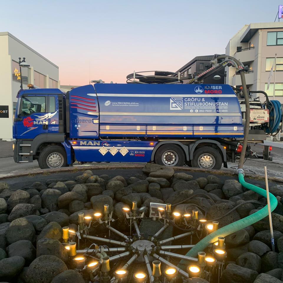 Eigum til leigu Kobelco SK17 mini-gröfu sem 1,9 tonn og hentar vel ...