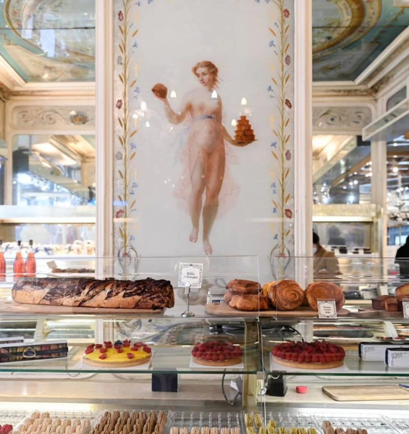 𝗦𝘁𝗼𝗵𝗿𝗲𝗿 is the oldest pâtisserie in Paris, founded in 1730