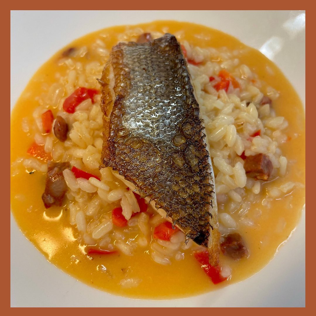 🔴 FILET DE BAR ET RISOTTO CHORIZO-POIVRON 🔴 🔥À retrouver au Comptoir ...