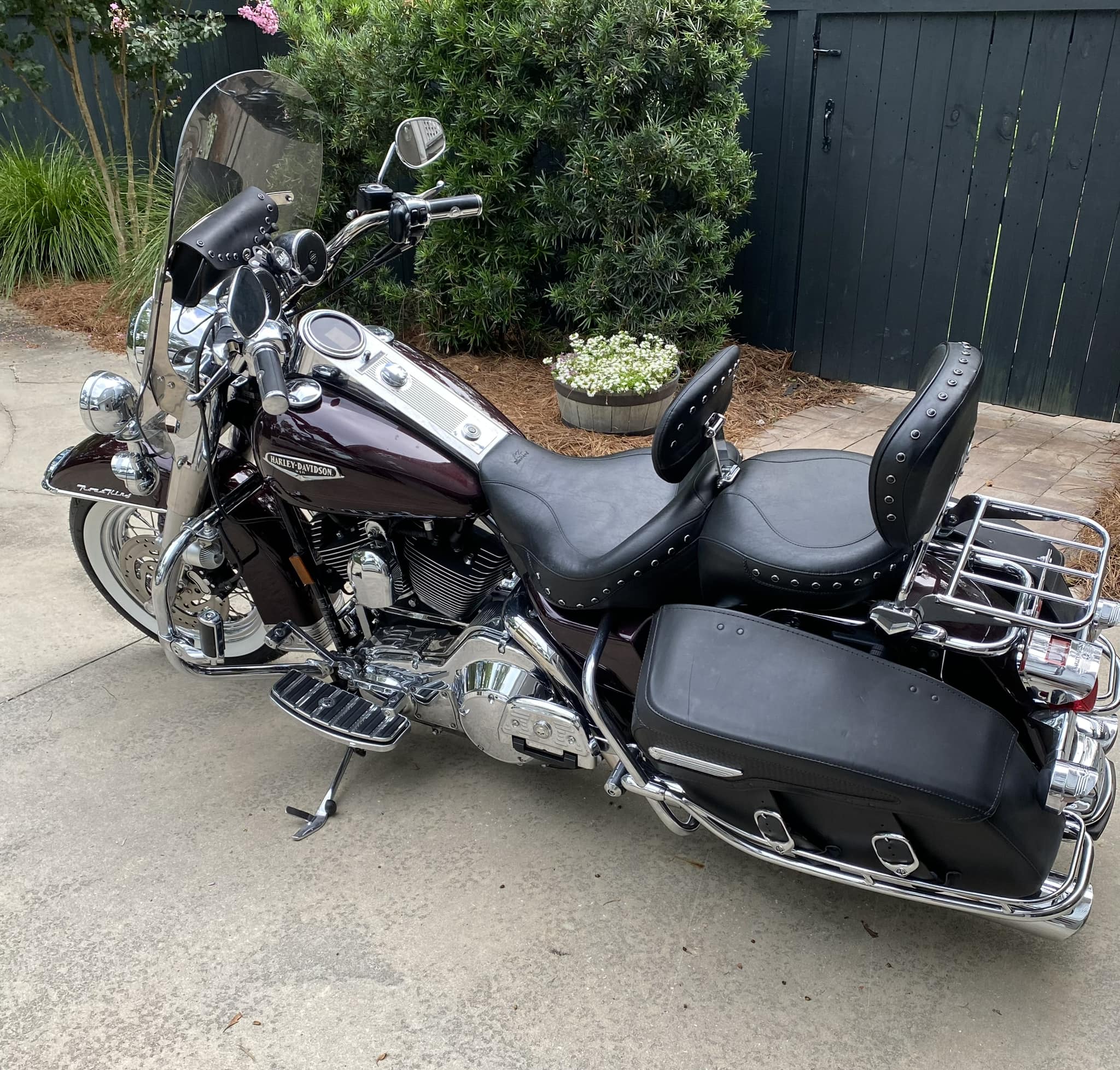 What Harley Davidson leather bag rails fit 2006 Road King Classic 
