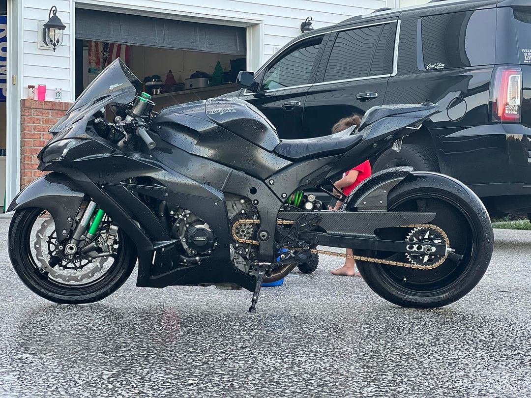 Super sleek ZX-10R drag racer! credit @2lobitch