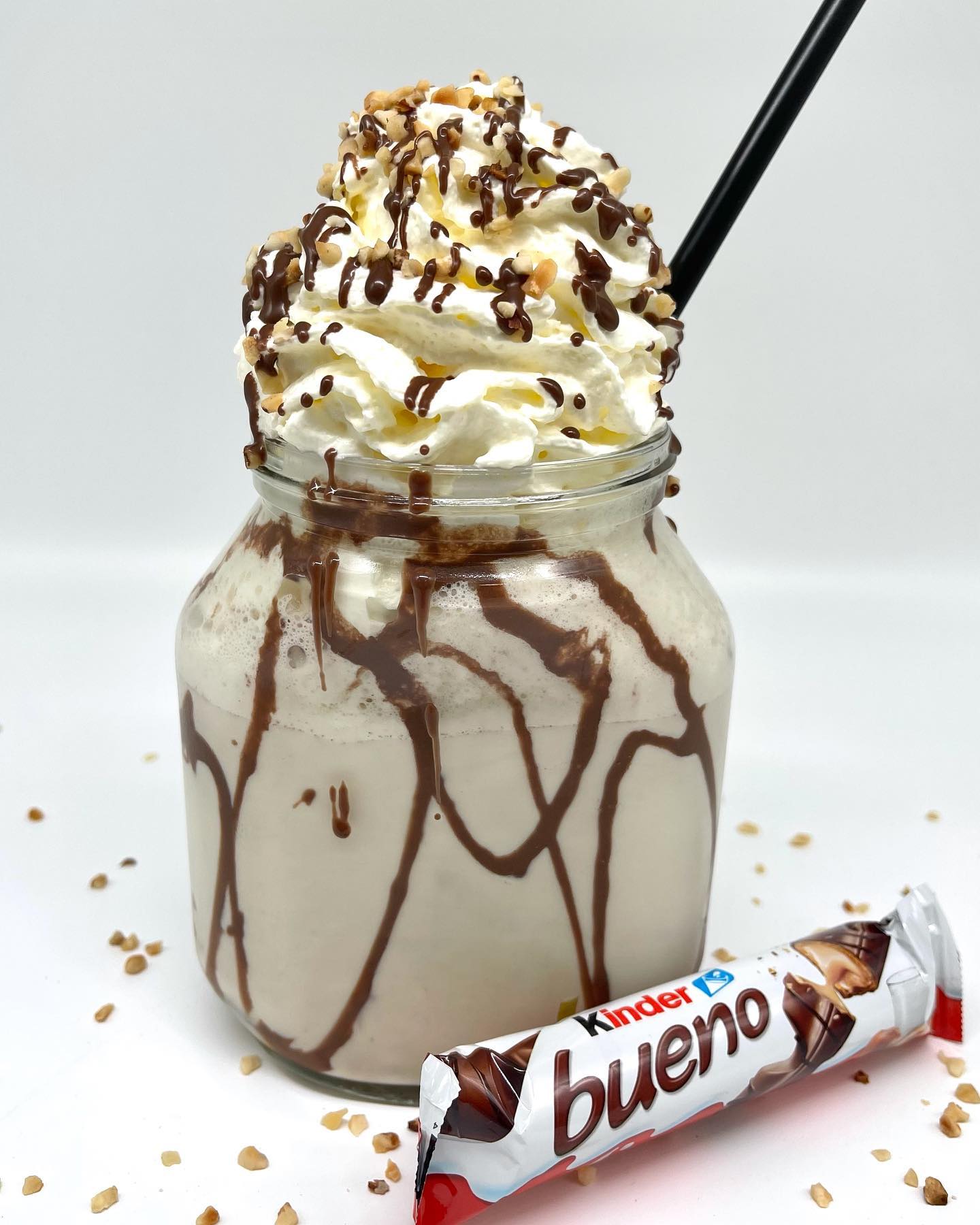 ✨Milchshake groß im Nutella glas 😱✨ Für die heißen 🔥 Tage, probiert unseren Bueno Milchshake 🥤 aus echtem Milcheis 🥛. In Passau&Deggendorf 😋 #waffleworld #milchshake #passau #deggendorf #plattling #straubing