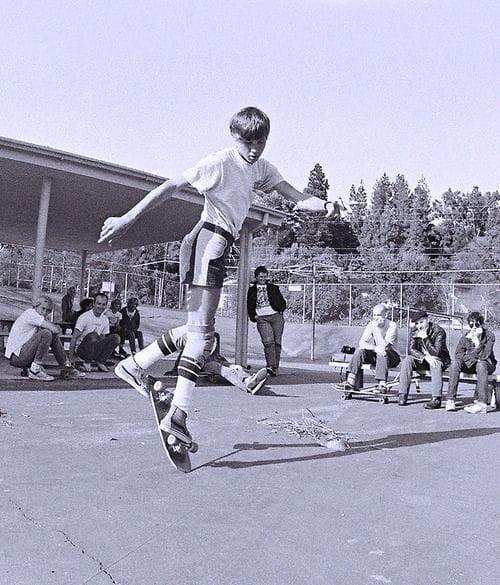 Rodney Mullen : Kenter Canyon School, CA - 1982 📸: Glen E. Friedman