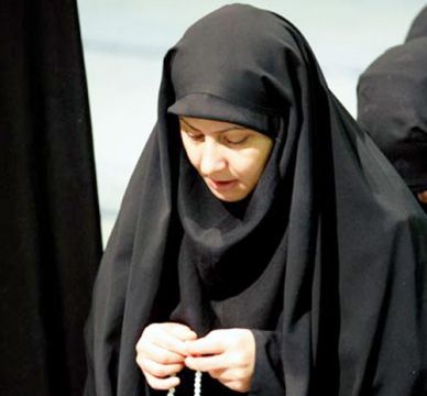 صرمان الخير والبركة حكم جواز كشف المرأة وجهها وكفيها عند أئمة المذاهب الثلاثة أبي حنيفة ومالك والشافعي رحمهم الله تعالى عجبت من قوم بلغ بهم العجب والغرور والبهت والكذب