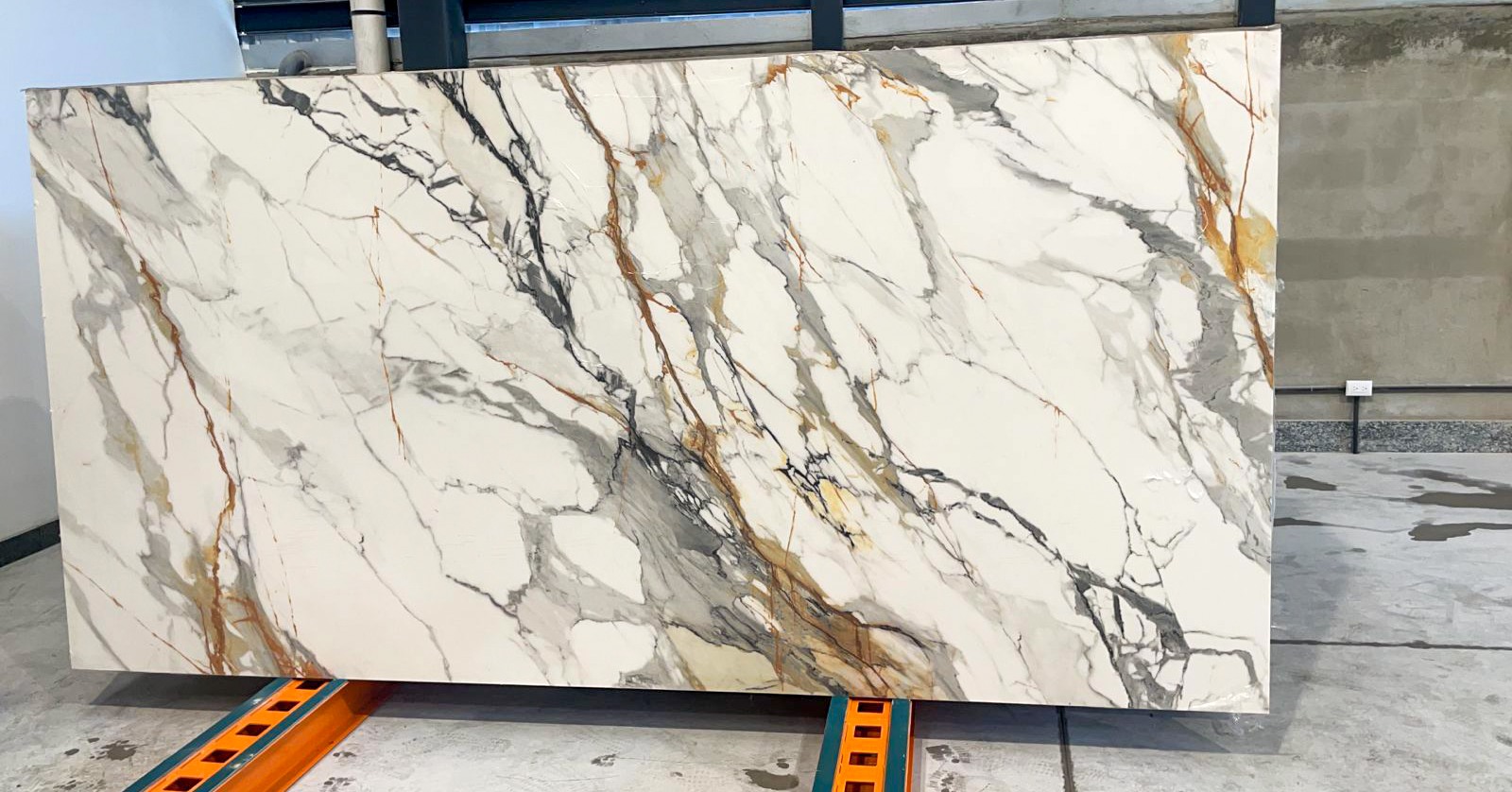 Isa Design - Piedra Sinterizada. Este material se adapta a... | Facebook