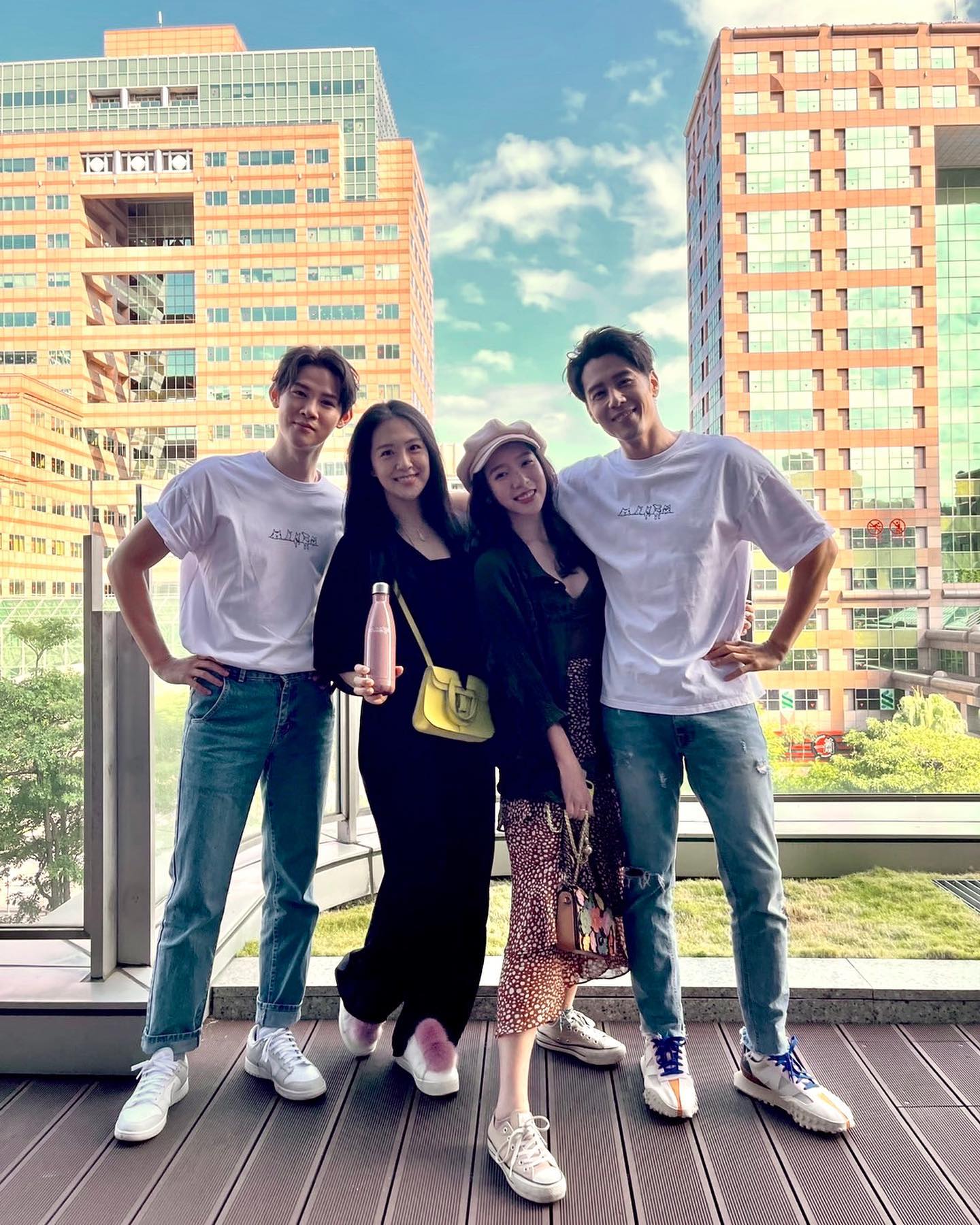 王宣 Angel Wang - 💙 我有一個壞毛病 越喜歡的照片越容易壓著沒發 希望連公子看到這張照片不會揍我🙈... | Facebook
