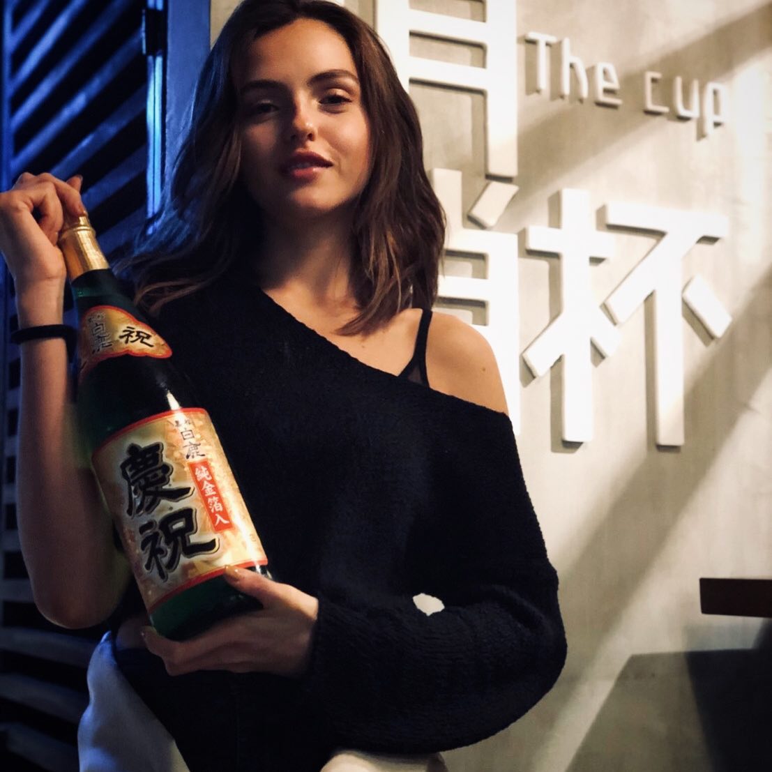 悄悄杯居酒屋 The Cup - 又來一位老外朋友 連她都知道要來悄悄杯大慶祝了你們還不來嗎？ 第二瓶85折... | Facebook