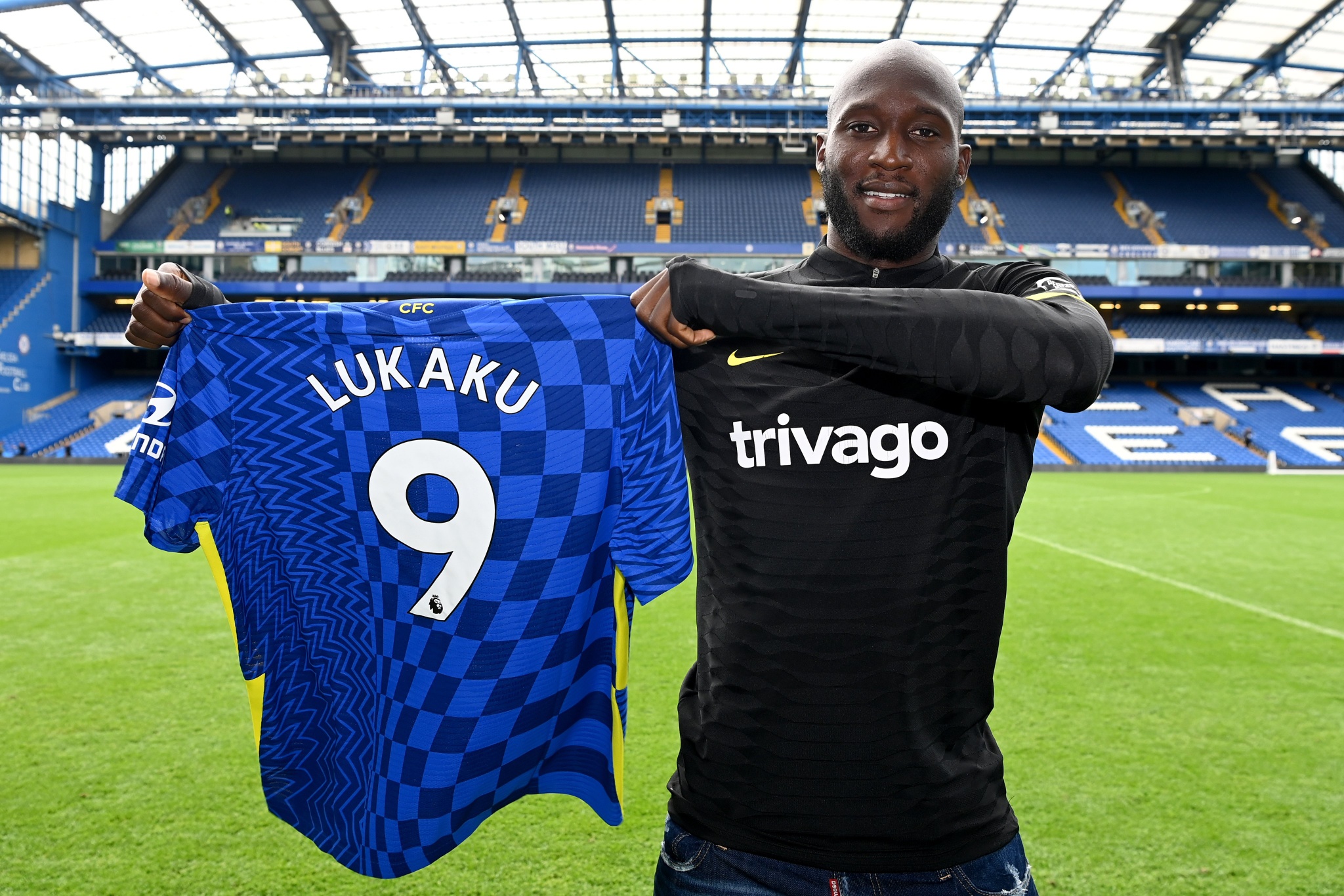 Romelu Lukaku is officially Chelsea's new No.9 🙌