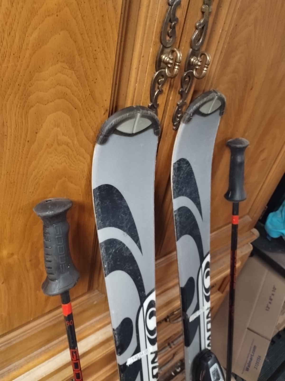 The Salomon Verse 500 skis in a 140 cm length feature a versatile
