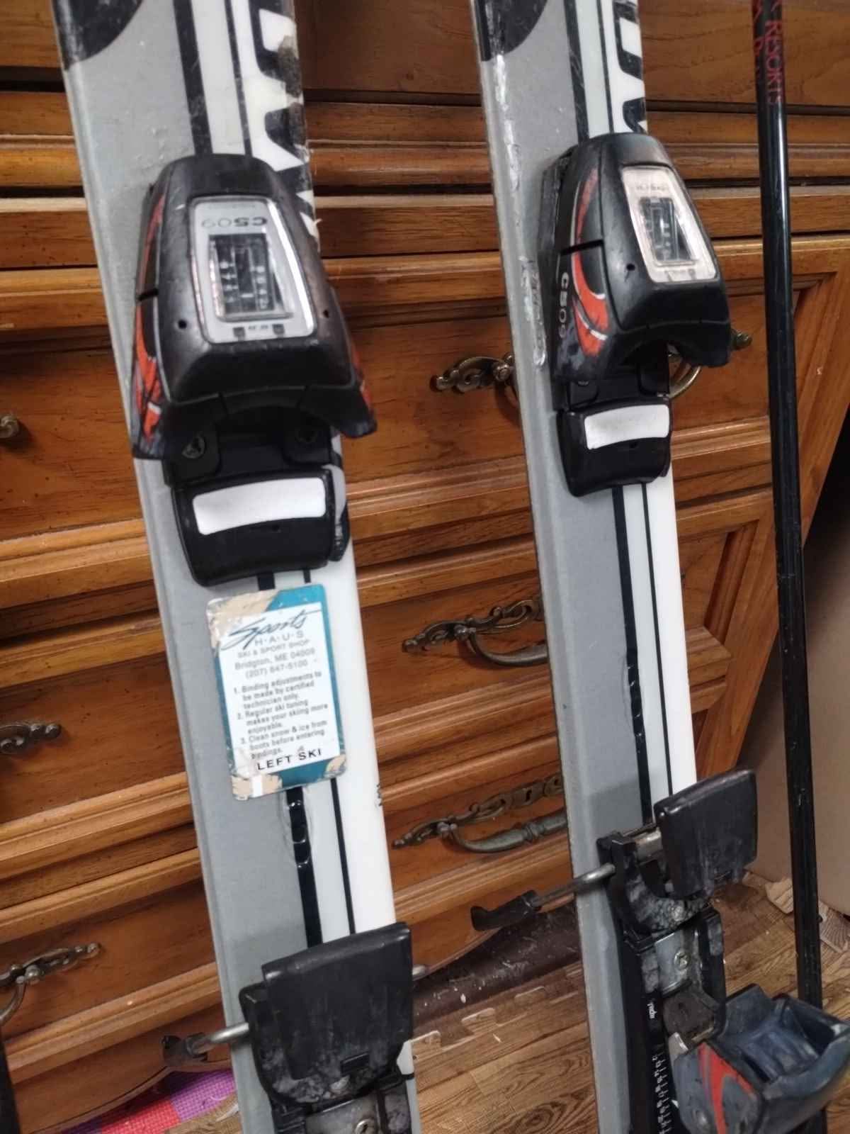 The Salomon Verse 500 skis in a 140 cm length feature a versatile