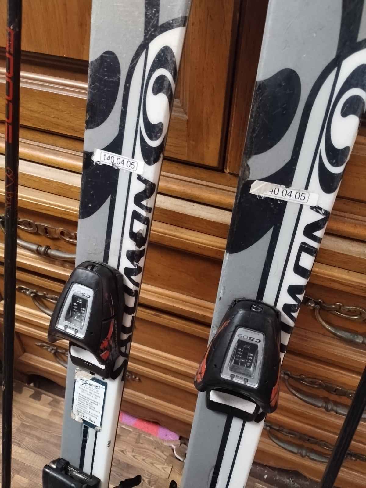 The Salomon Verse 500 skis in a 140 cm length feature a versatile