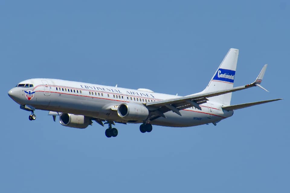 United Airlines 737-900 N68453 gliding in. Picture by Yours Truly.