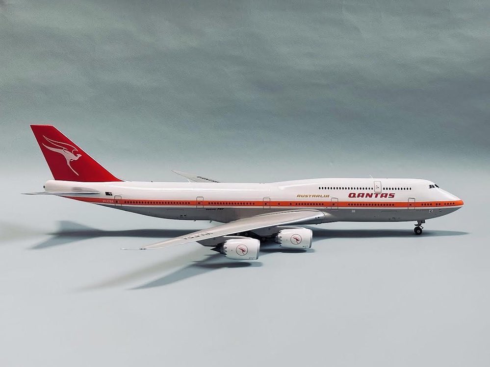 Boeing 747-8 in 1/144 scale made by Ian Steloz. Great work.